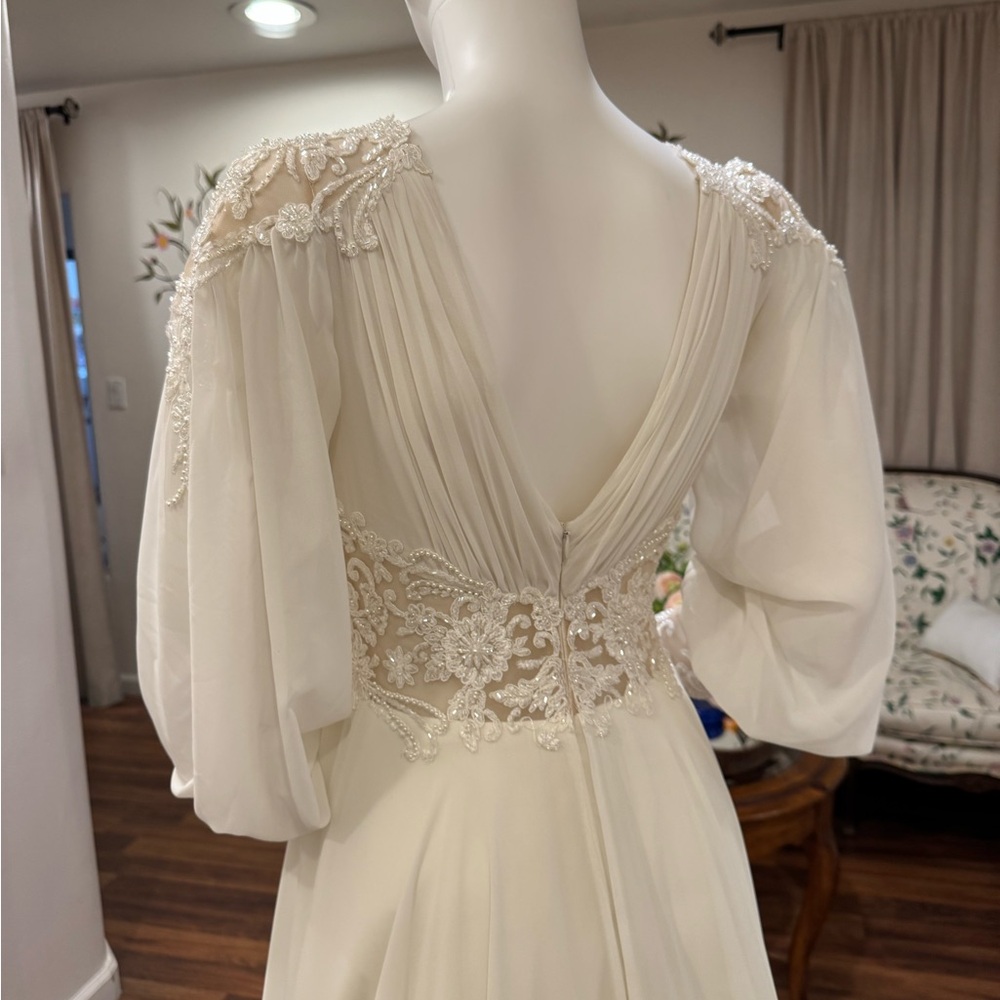 V-Neck and Backless Long Sleeve Lace Vintage Wedding Gown